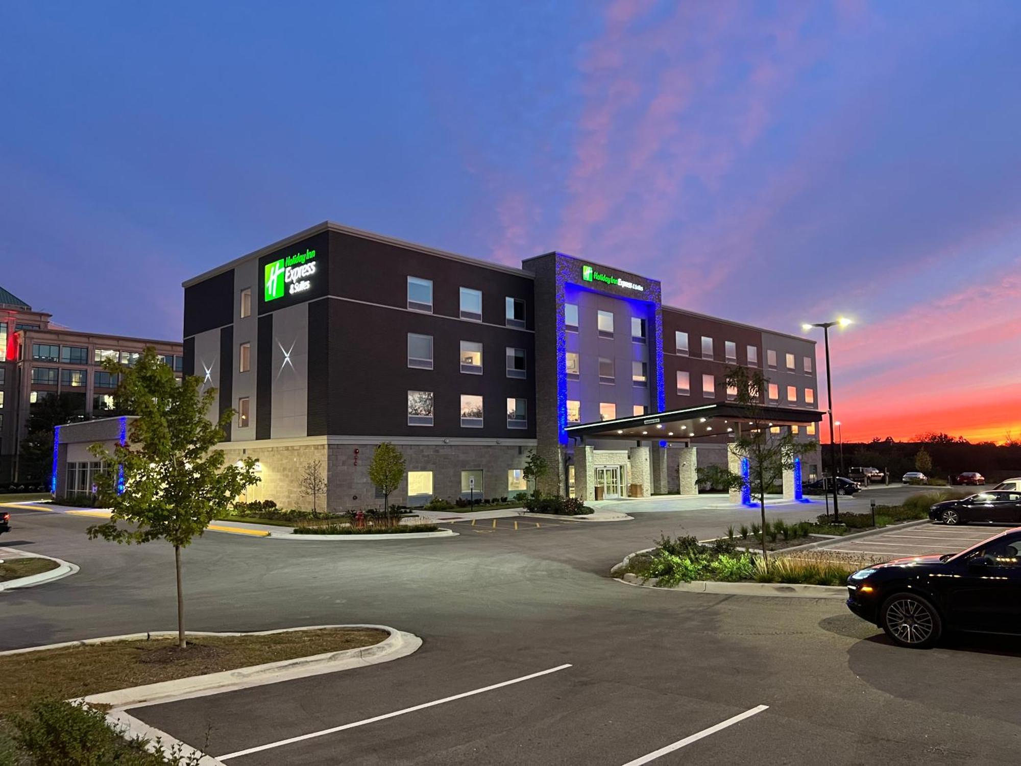 Express & Chicago By Ihg Hotel 3*
